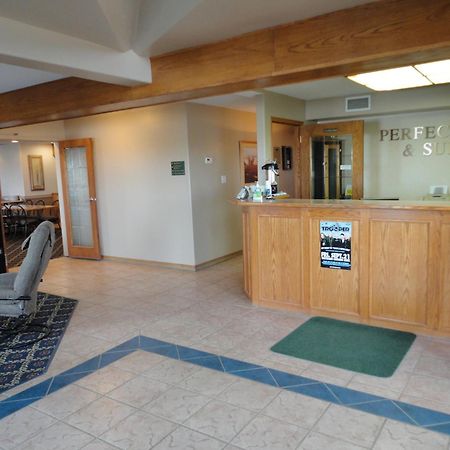 Perfect Inns & Suites Weyburn Экстерьер фото