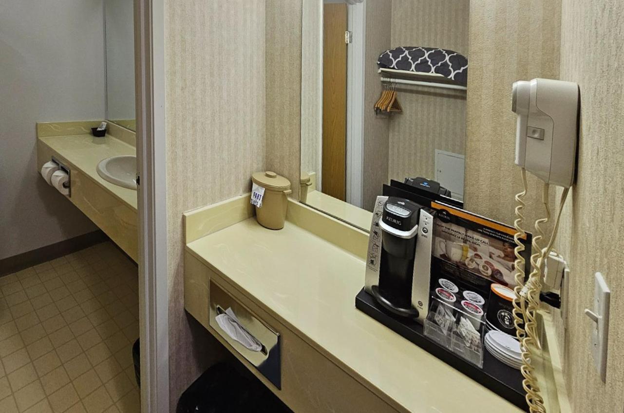 Perfect Inns & Suites Weyburn Экстерьер фото